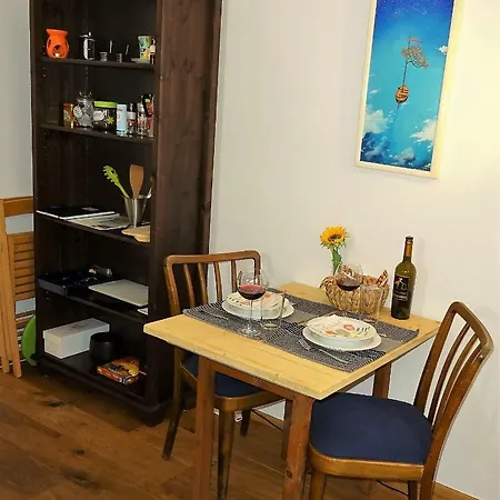 شقة Lovely, With Balcony *